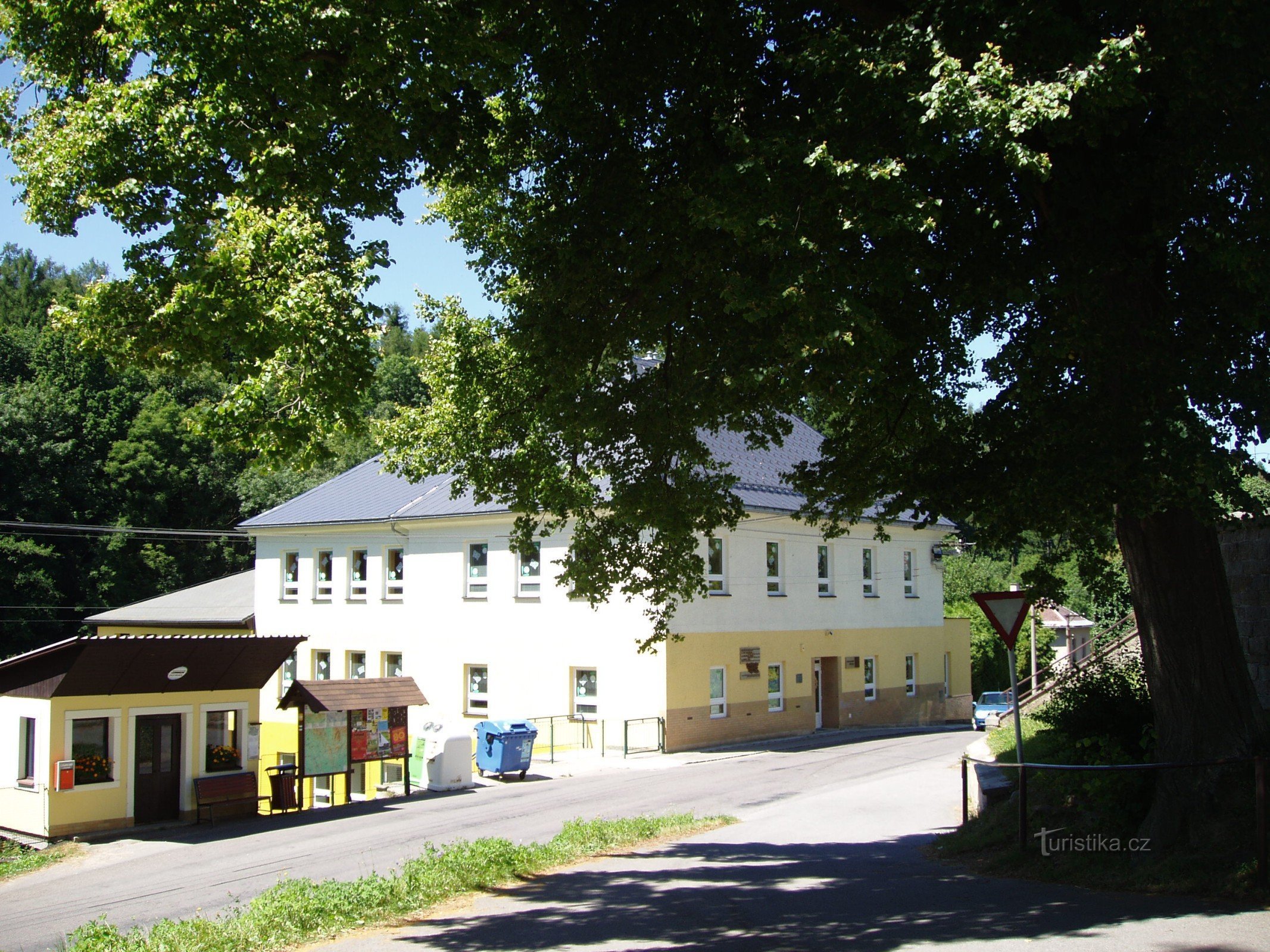 Nekorská-Schule mit einer Gedenktafel