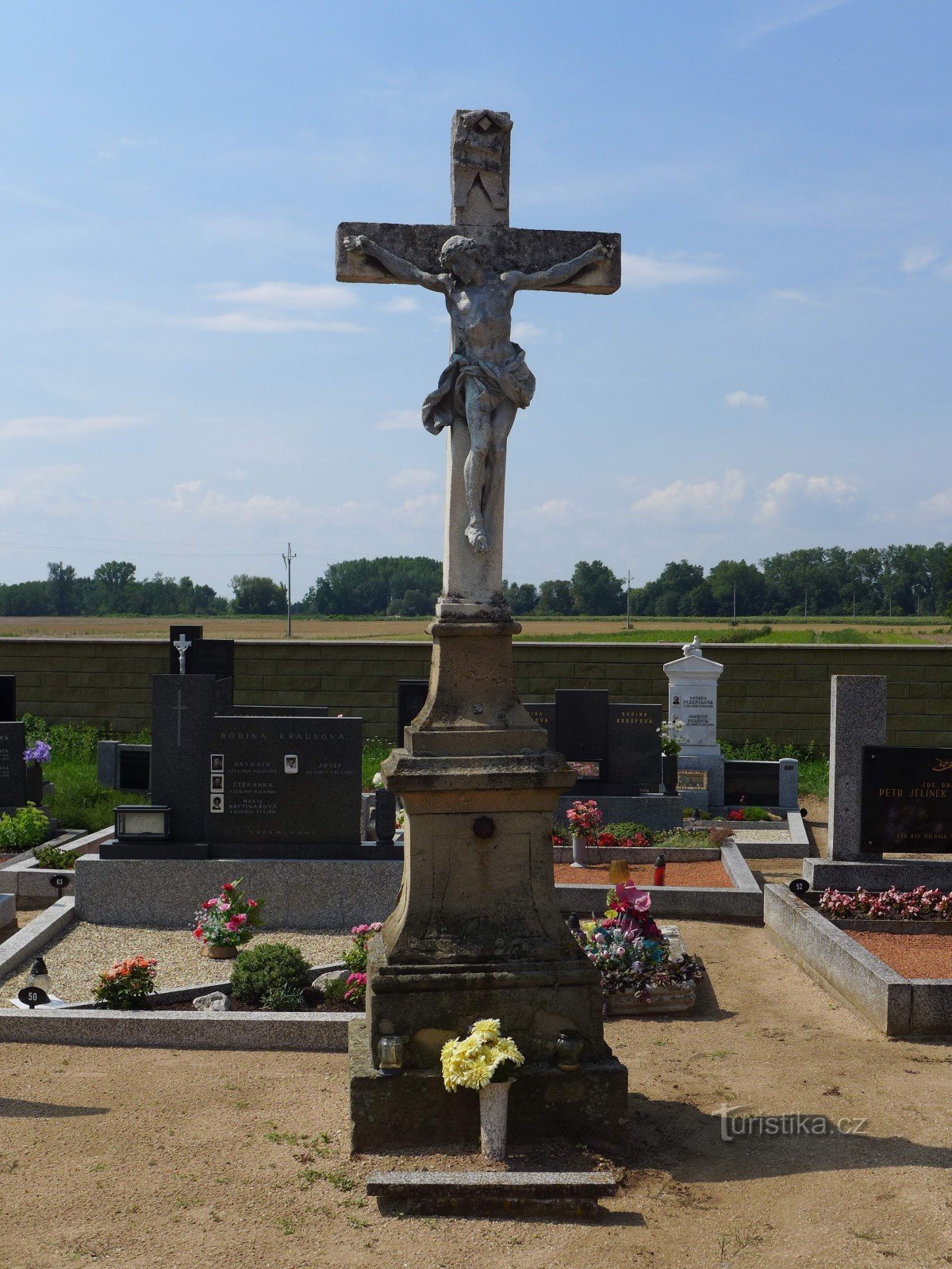 Nemčičky - centralny krzyż na cmentarzu