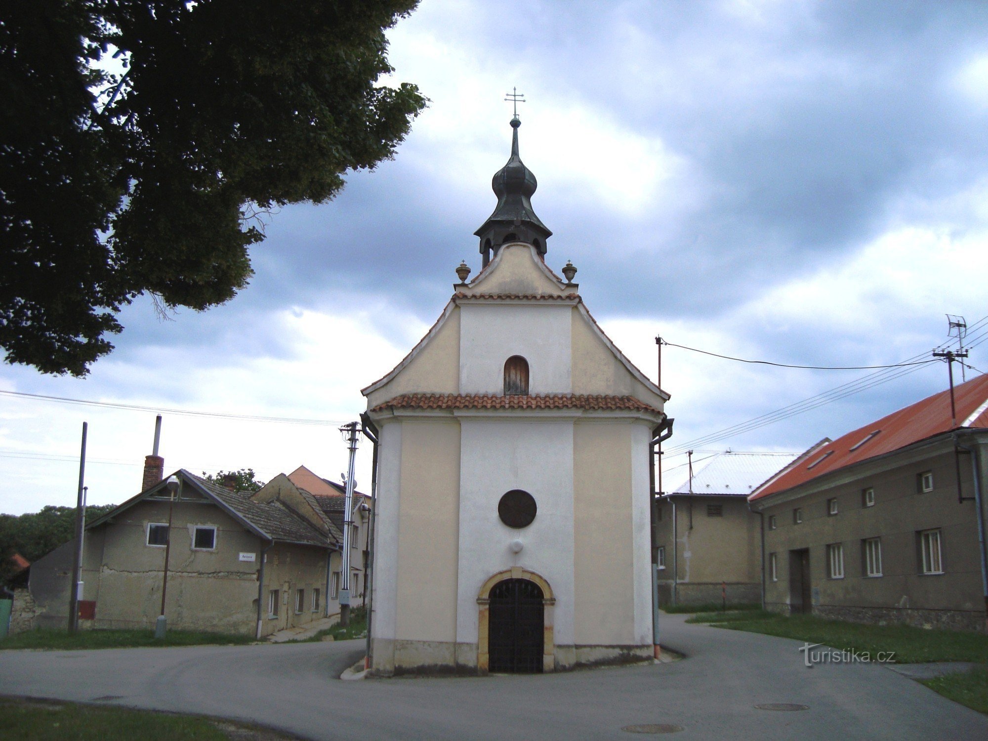 Nemilany-semirremolque con la capilla de San Juan y San Pablo de 1825-Foto: Ulrych Mir.