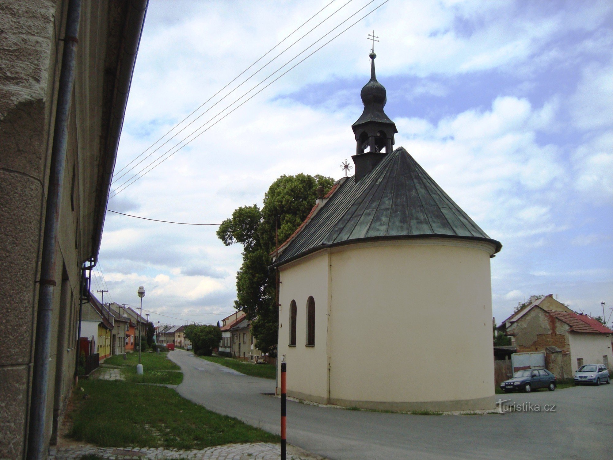 Nemilany-semi-remorque avec la chapelle Saint-Jean et Paul de 1825-Photo : Ulrych Mir.