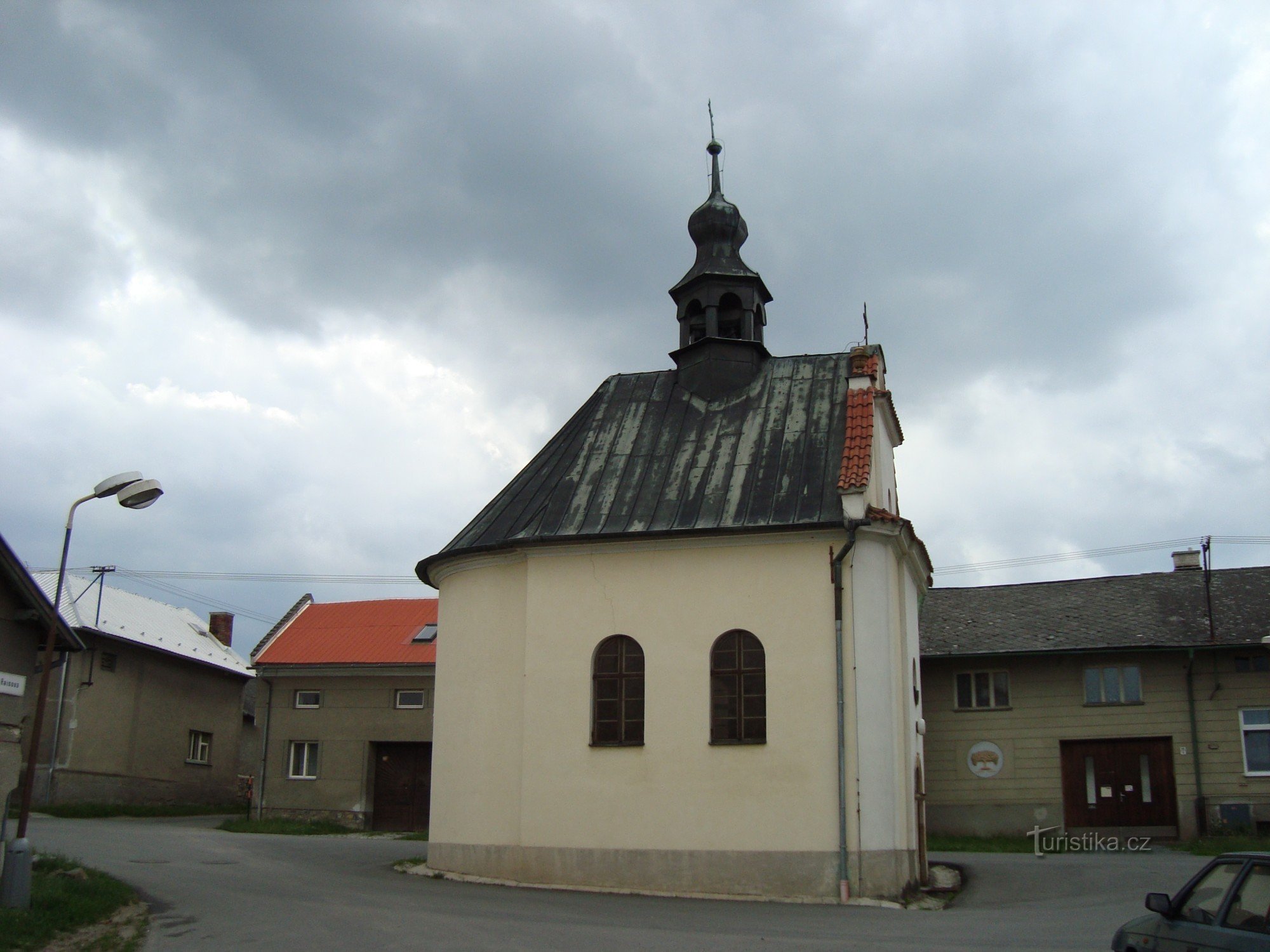 Nemilany-semi-remorque avec la chapelle Saint-Jean et Paul de 1825-Photo : Ulrych Mir.