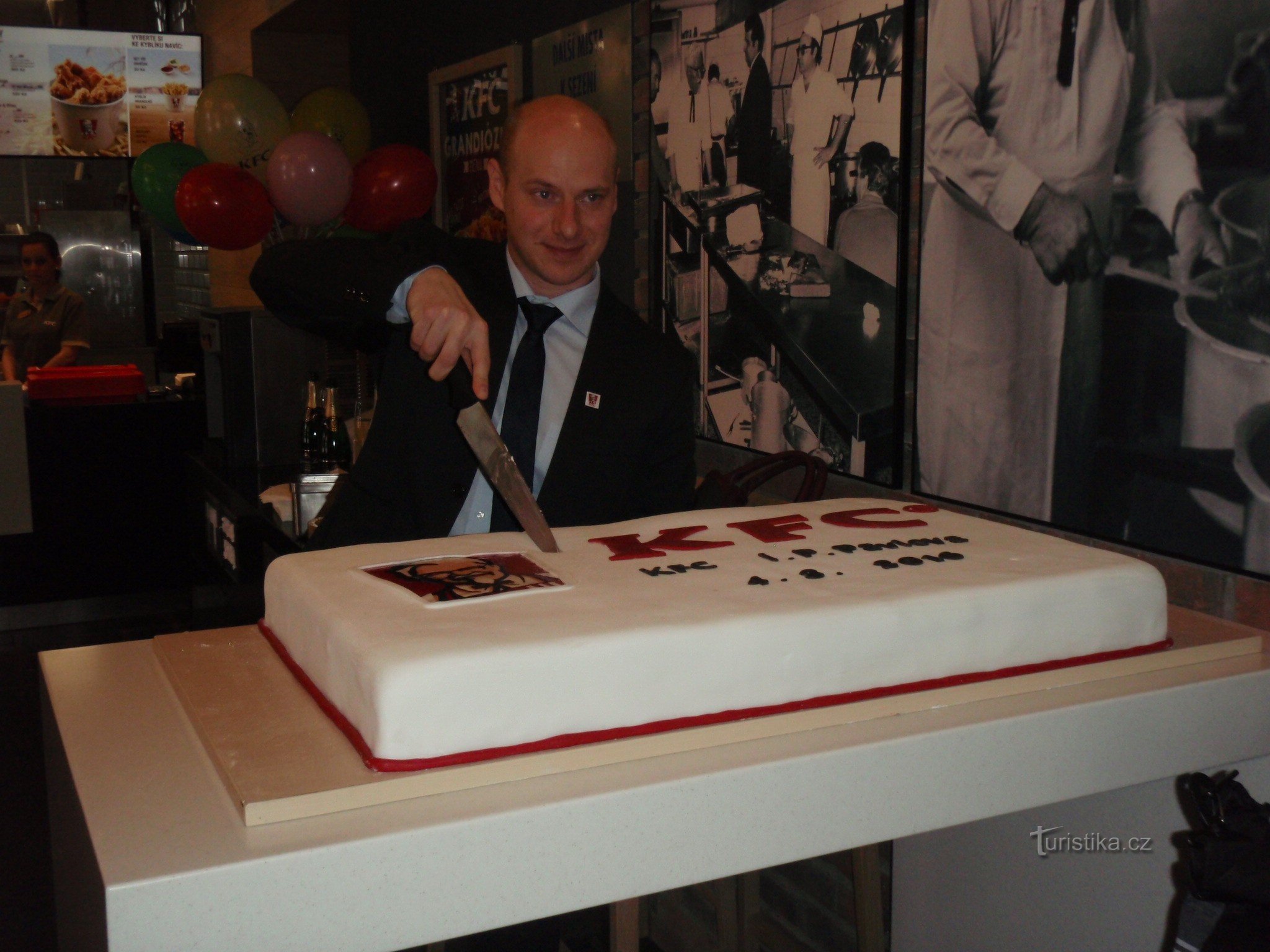 tampoco podía faltar una tarta de celebración