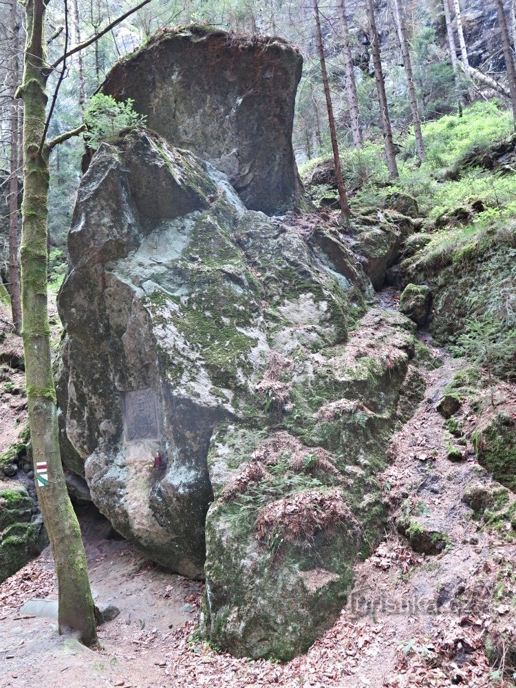 et uanseligt bord på en sten