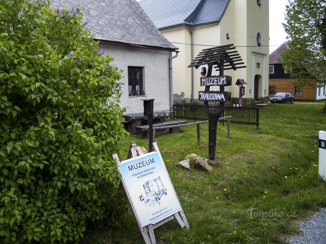 Onopvallend naast de kerk