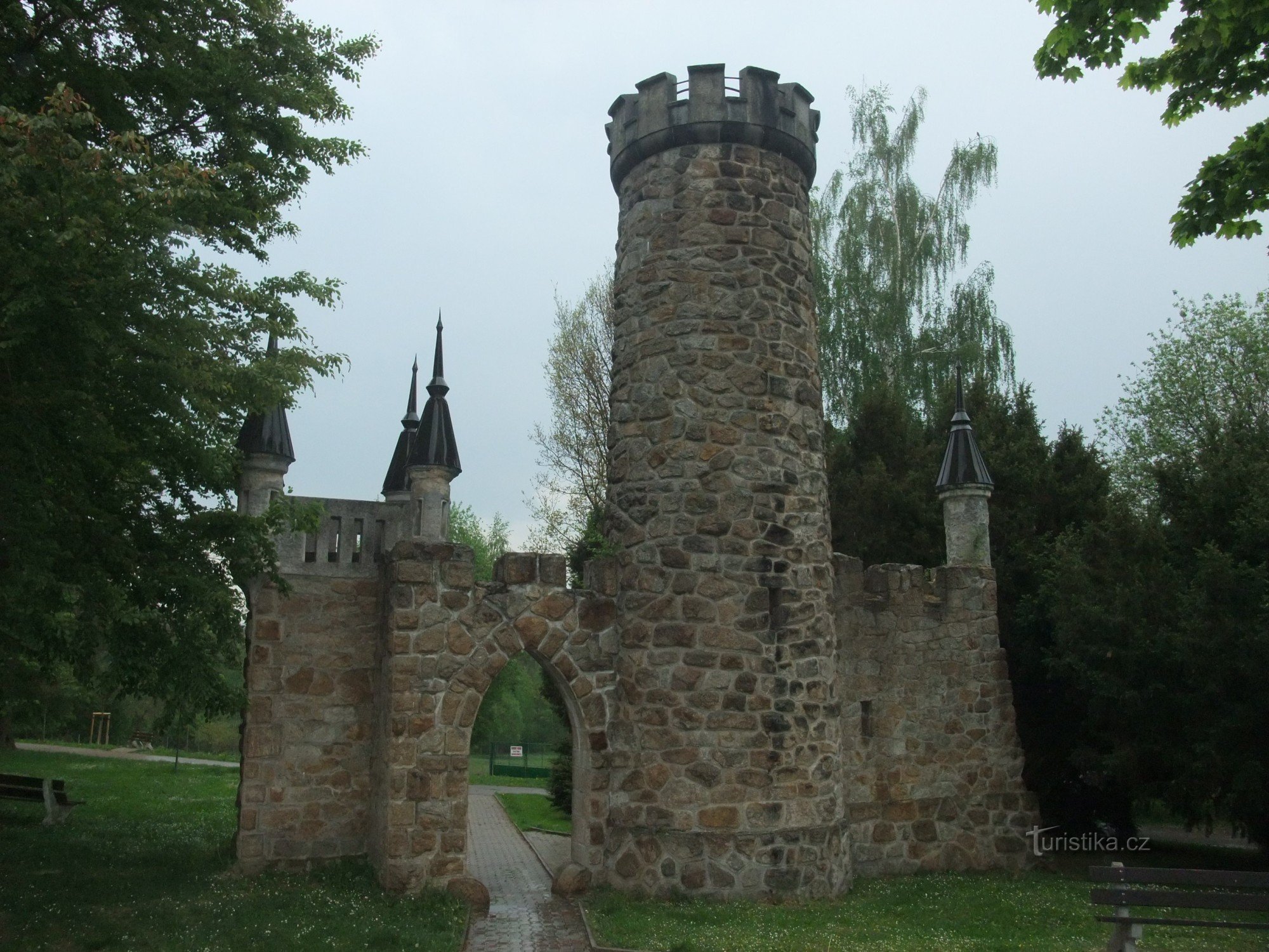 De ongewone uitkijktoren van Salingburg in Františkovy Lázně