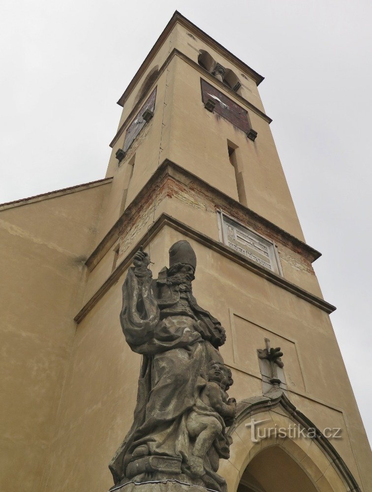バロック様式の聖ヨハネの像があるネオゴシック様式の塔。 アウグスティヌス