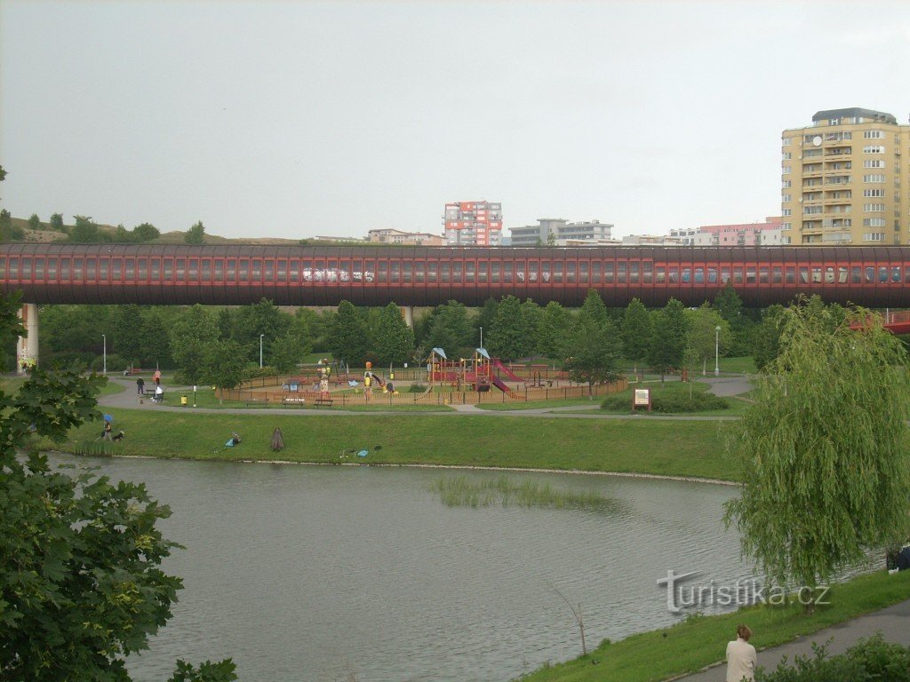 Étang Nepomuck avec tube de métro