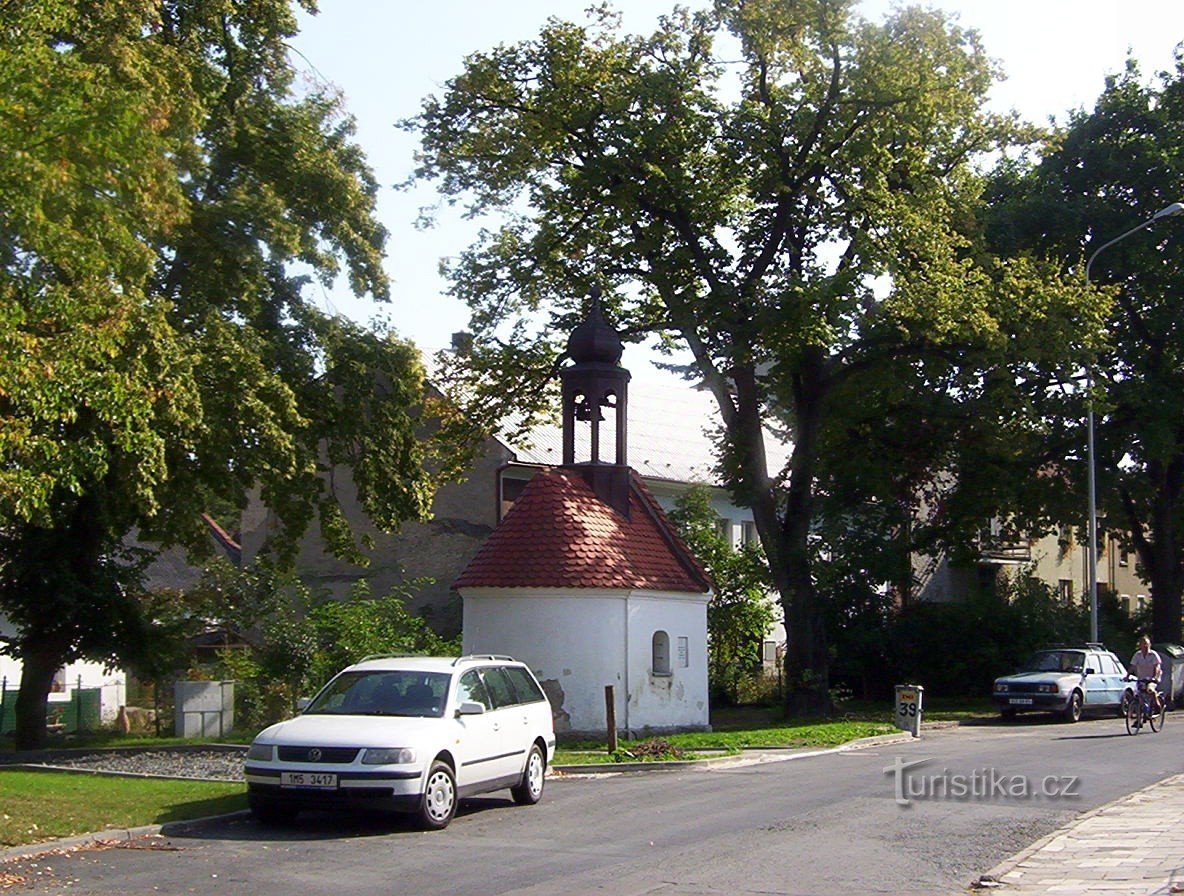 Semirreboque Neředín na rua Neředínská com a capela de Nossa Senhora de Loret de 1771 - Foto: Ulrych Mir.