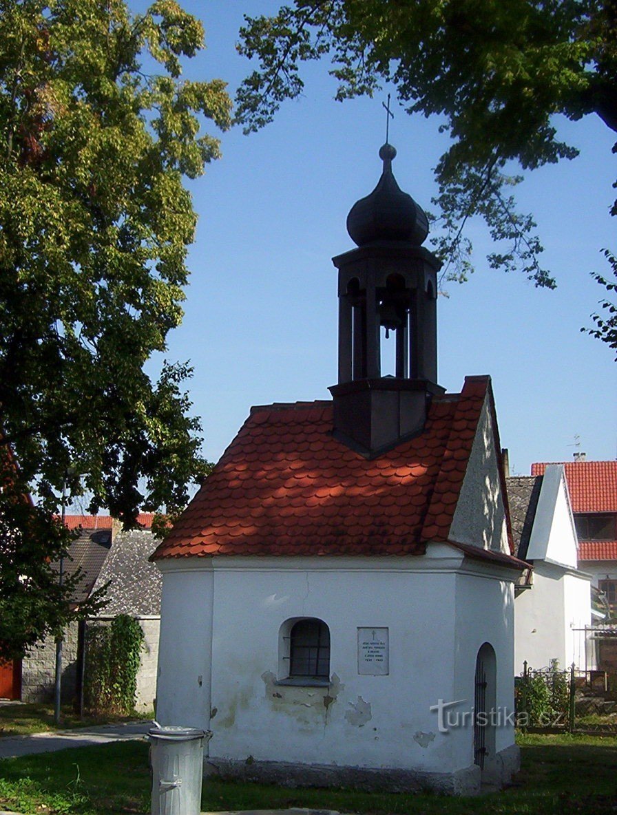 Neředín-semirremolque en la calle Neředínská con la capilla de Nuestra Señora de Loret de 1771-Foto: Ulrych Mir.