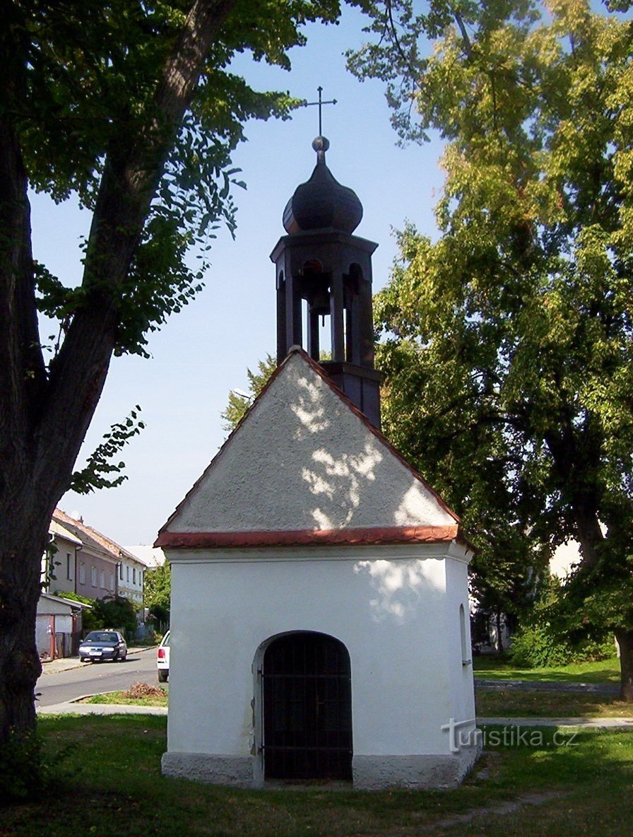 Neředín-semirremolque en la calle Neředínská con la capilla de Nuestra Señora de Loret de 1771-Foto: Ulrych Mir.