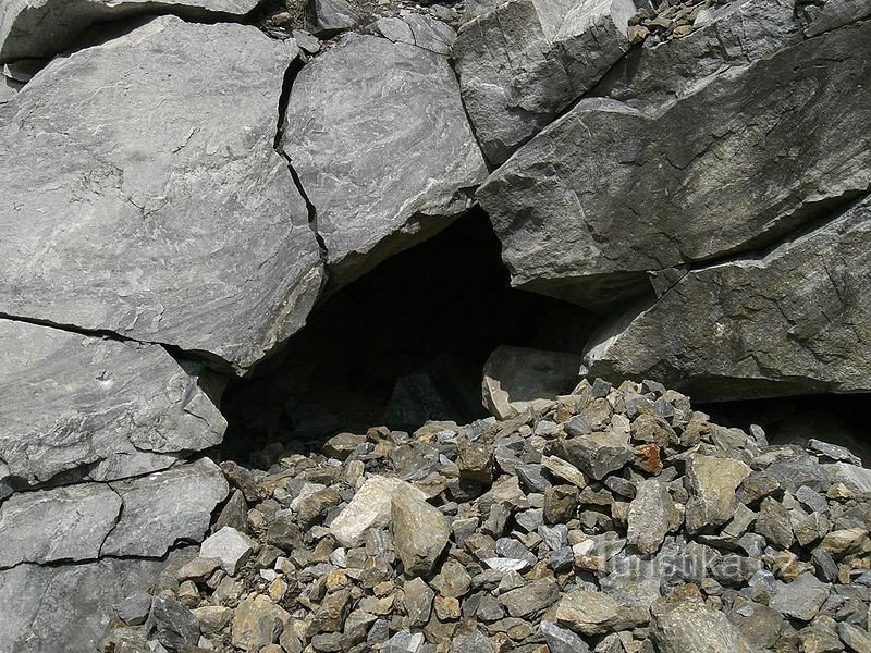 Nerestský lom - een kleine grot in de steengroeve