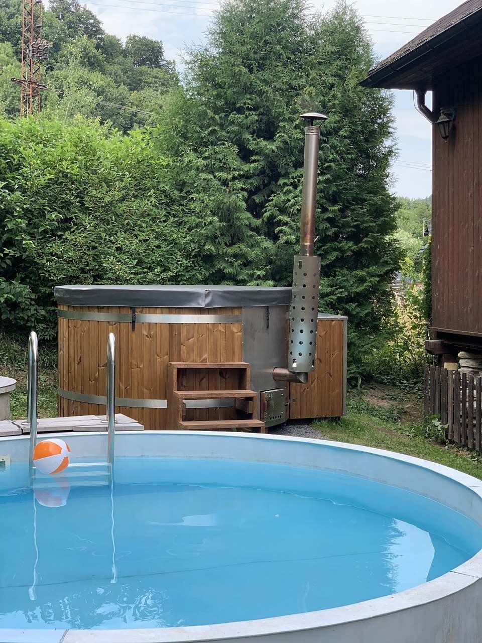 Nerezový vířivý koupací sud, ohřev dřevem nebo elektřinou