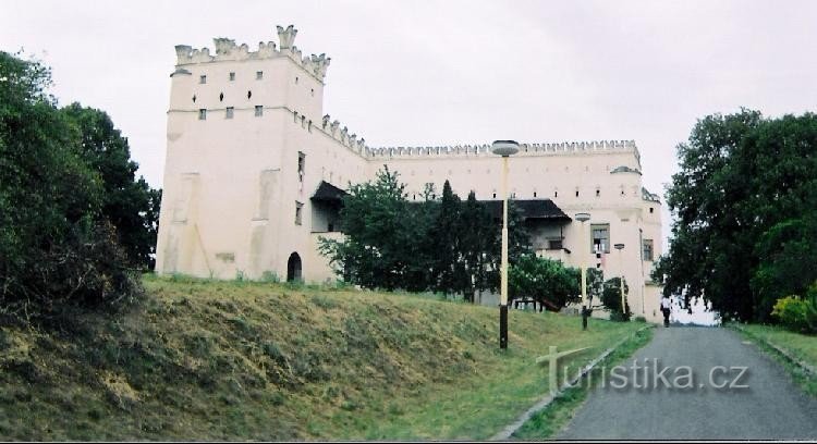 Nesovice - Nové Zámky: van buiten een charmant kasteel boven het dorp Nesovice, van binnen is het