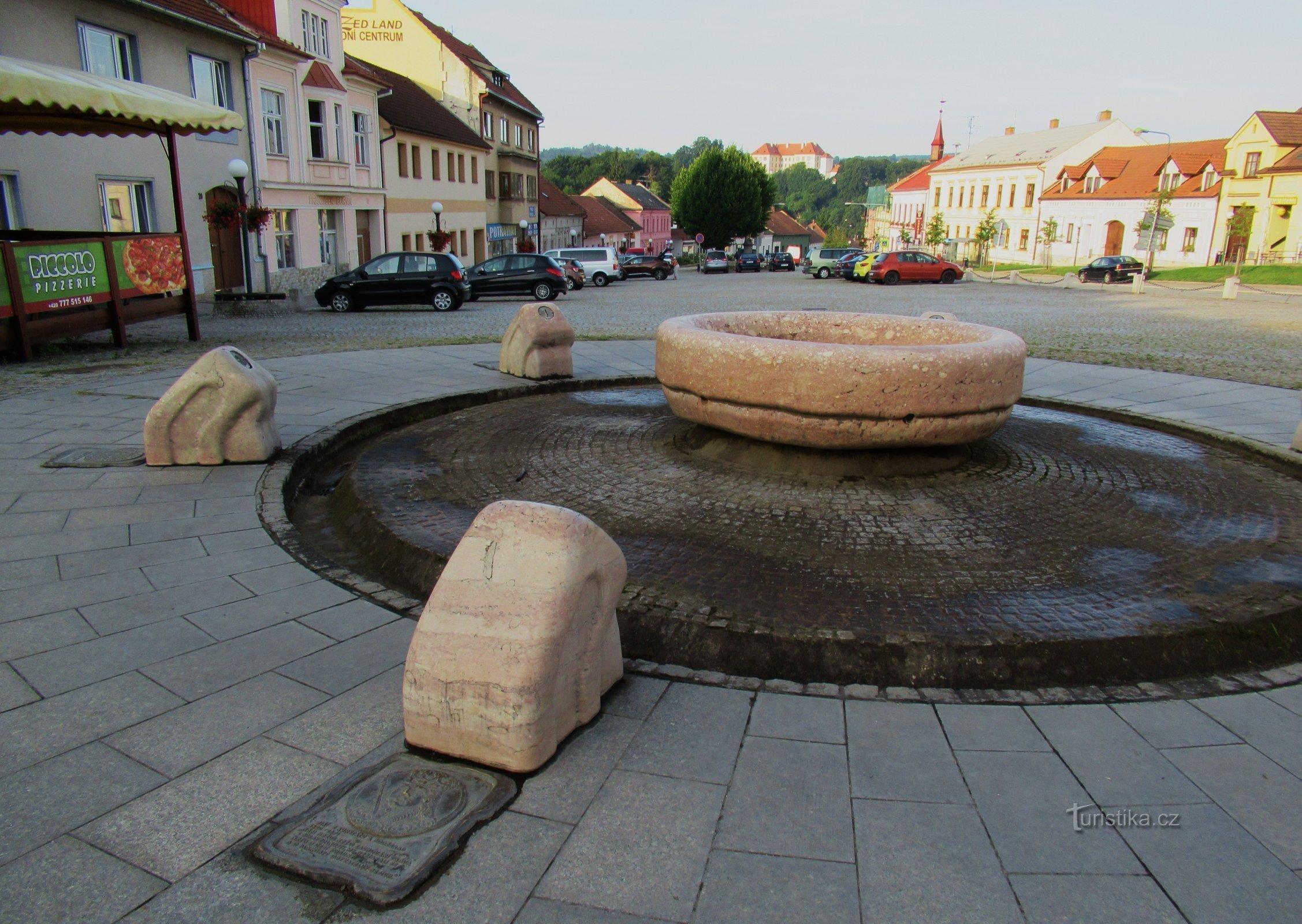 En okonventionell fontän på King George Square i Kunštát