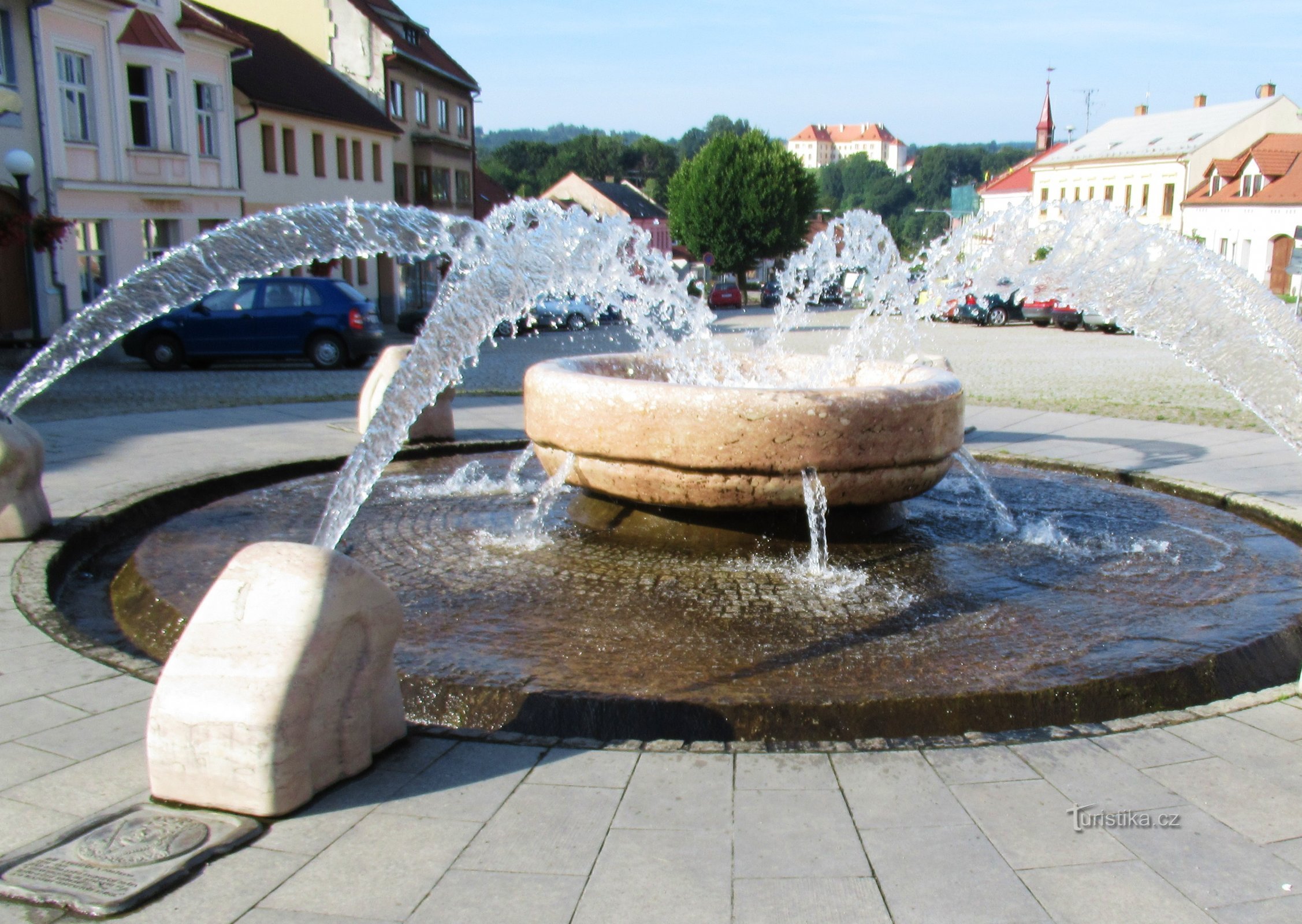 Een onconventionele fontein op King George Square in Kunštát