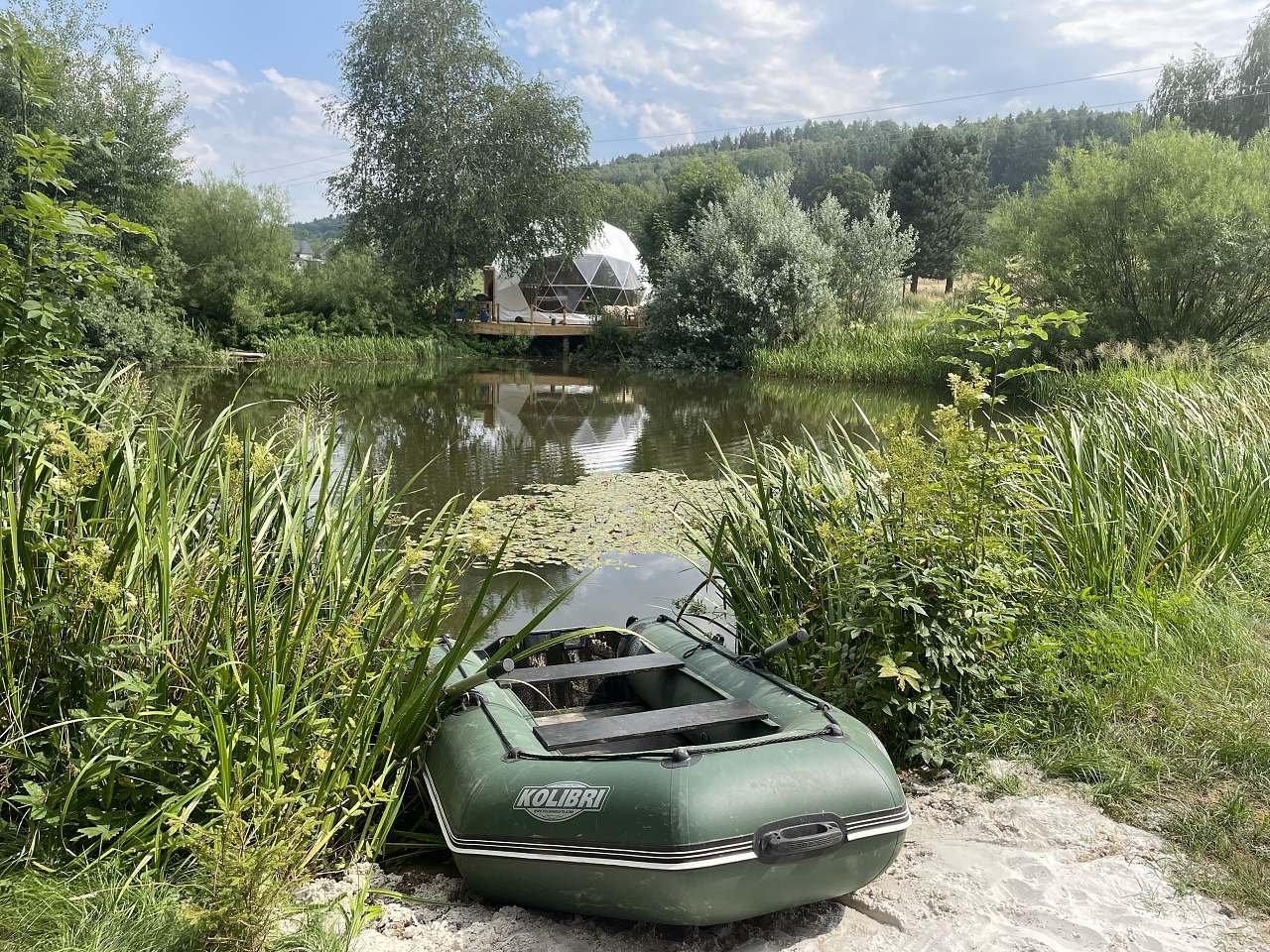 Ikke-traditionel indkvartering i en geodome ved bredden af ​​en dam