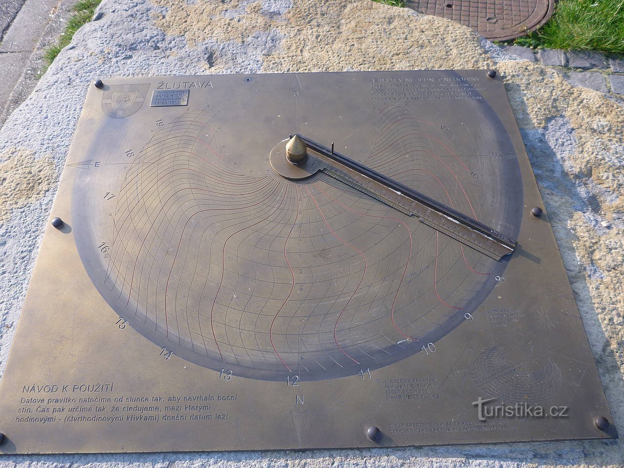Đồng hồ mặt trời khác thường ở Žlutava.