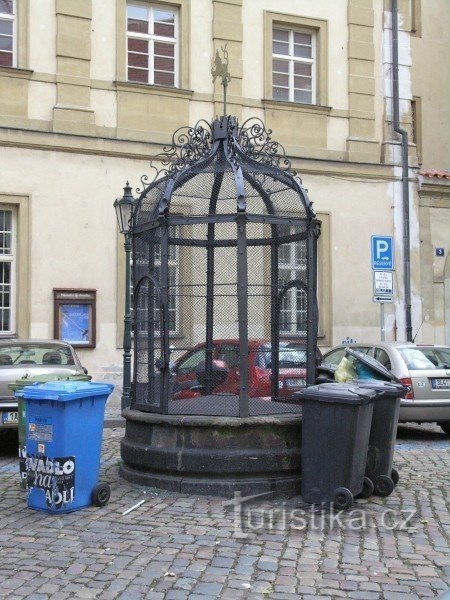 nature morte disgracieuse aux poubelles