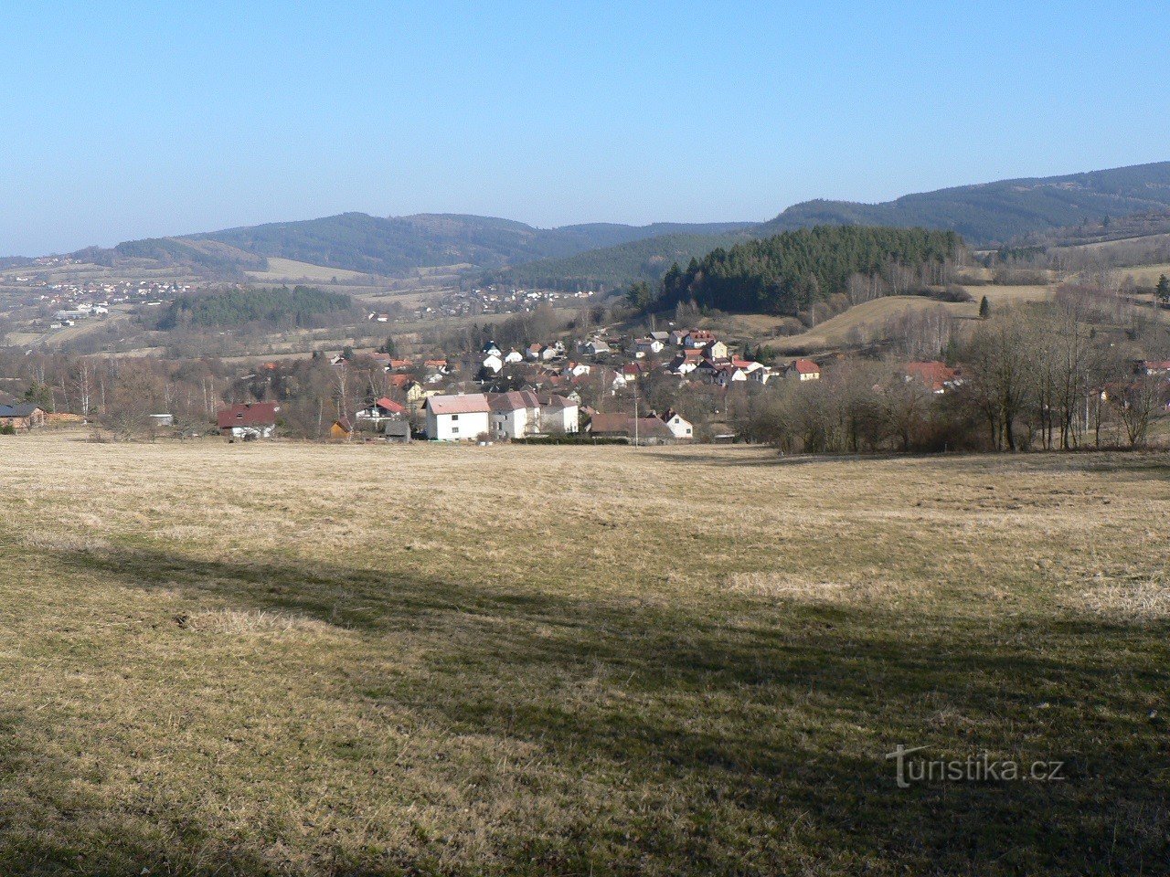 Nezdice in Šumava, uitzicht op het dorp vanuit het westen