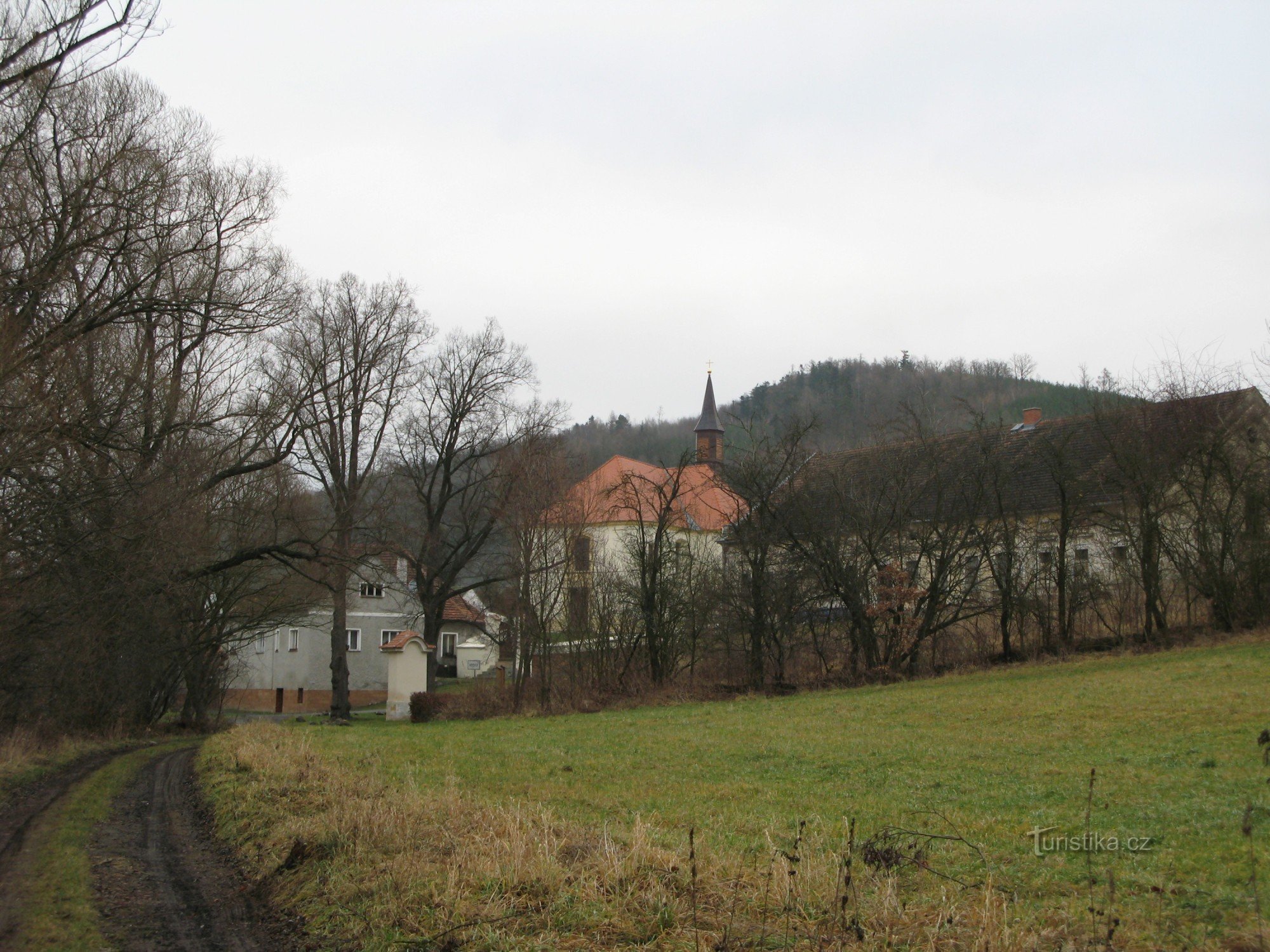 Nezdice - op de voorgrond de kerk van St. prokop en herberg U Trnků. op de achtergrond Lužanská hora (500 meter boven zeeniveau)