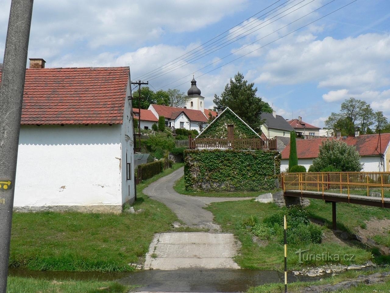 Fantome, vedere spre biserică dinspre sud