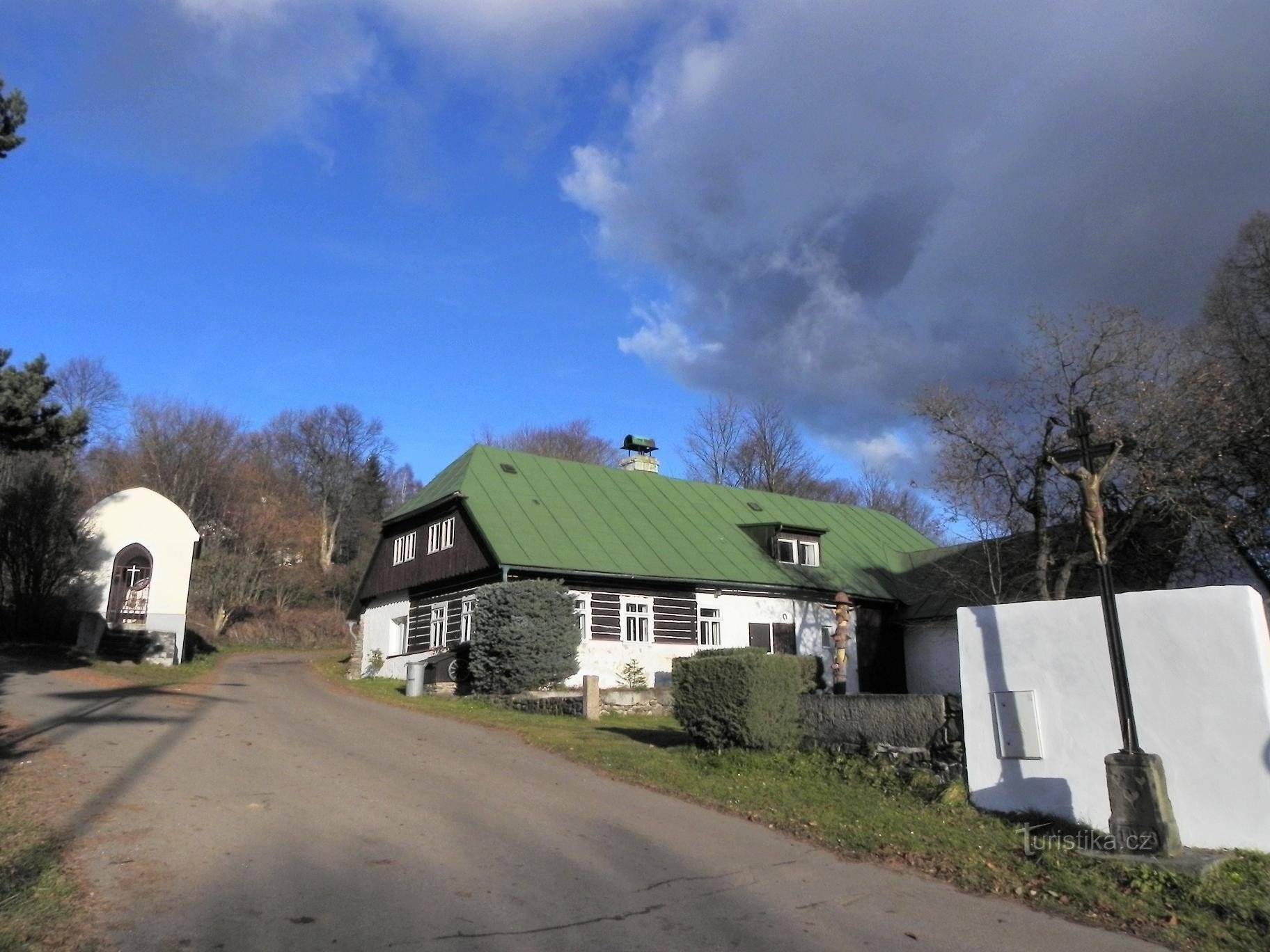 Nicov, capilla y casa de madera.