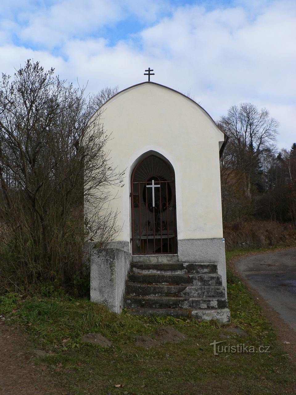 Nicov, capela acima da aldeia
