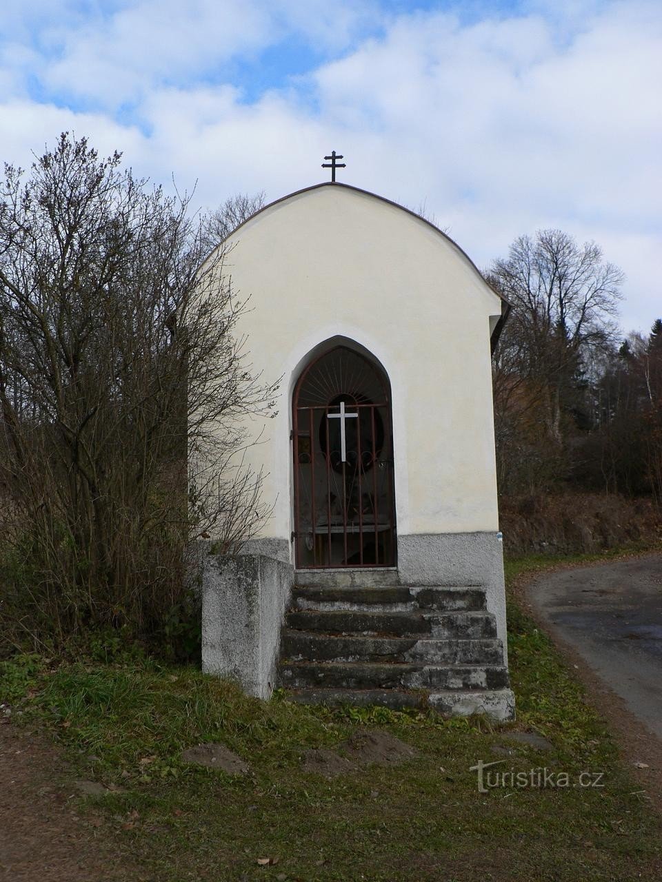 Nicov, chapelle au-dessus du village