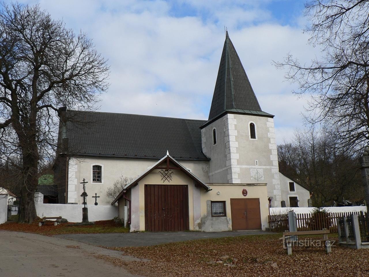 Nicov, kościół św. Jaskółka oknówka