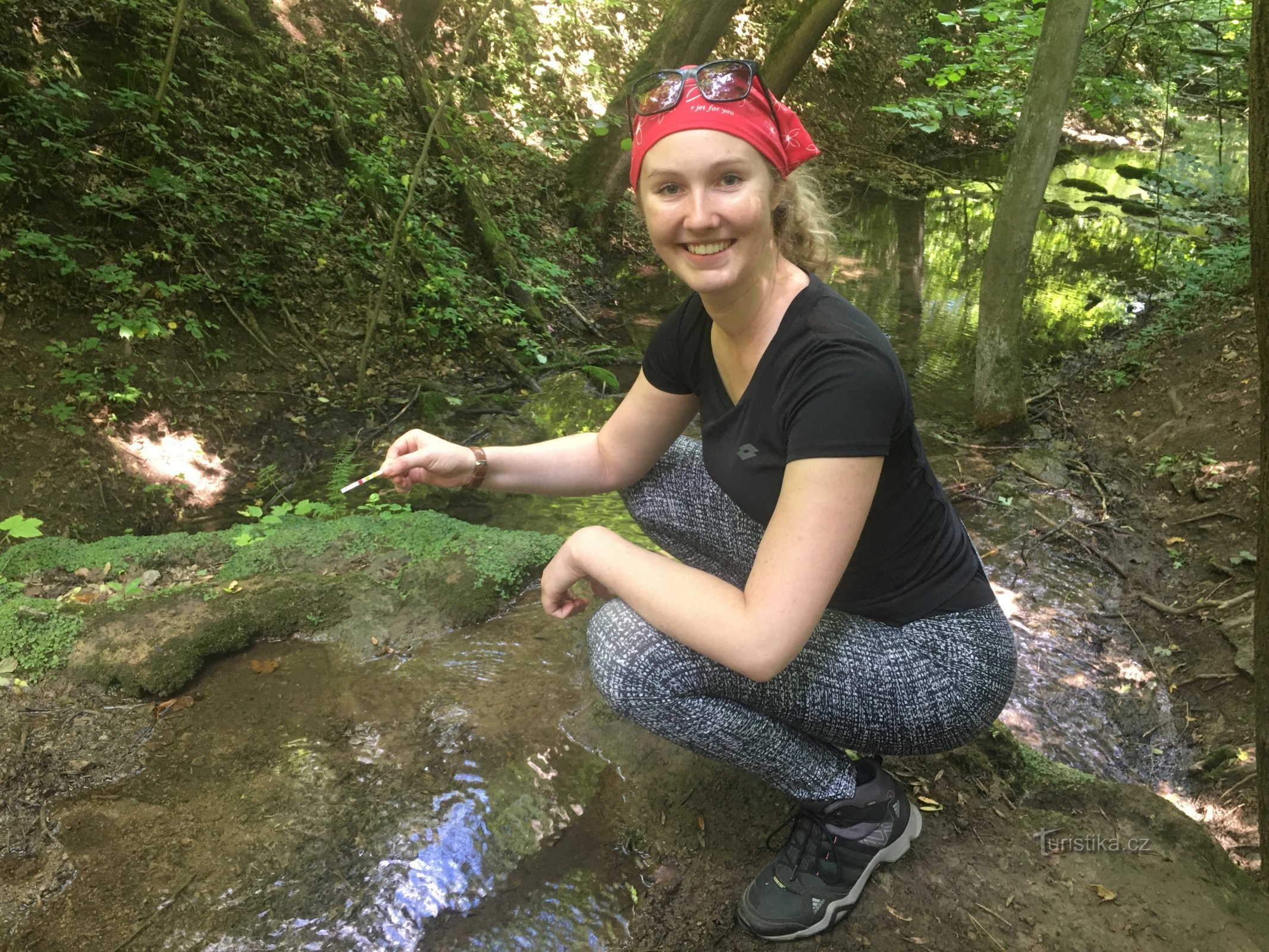 Nikča che misura l'acqua alle cascate di Kodské