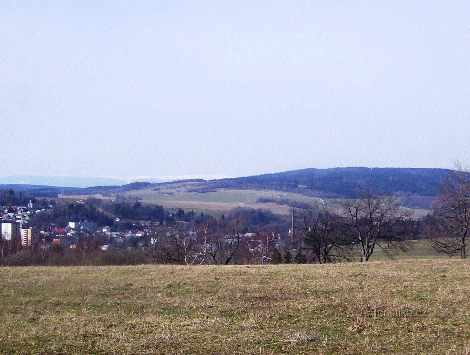 Nízký Jeseník-Moravský Beroun, Slunečná (800m) en het panorama van Hrubý Jeseník - Foto: Ulrych Mir.