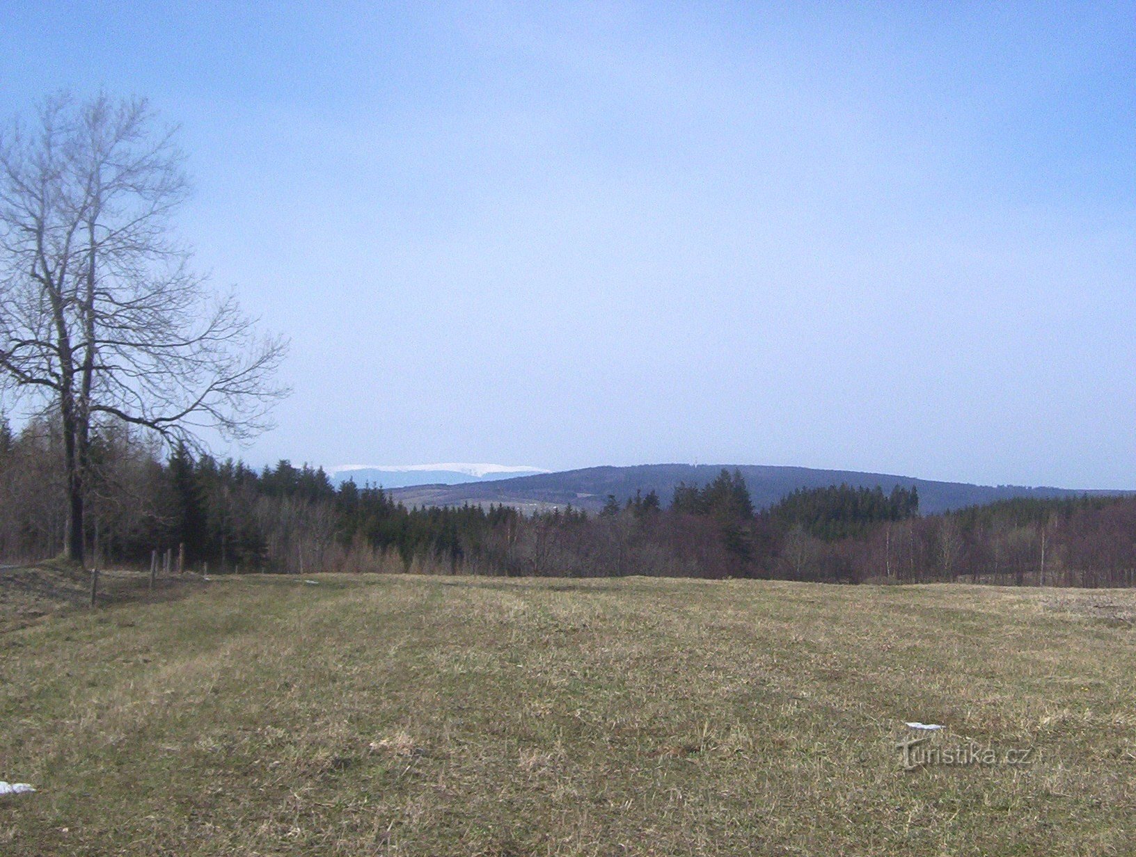 Nízký Jeseník med panoramautsikt över Hrubé Jeseník-Slunečná (800 m.) och Praděd (1492 m.)-