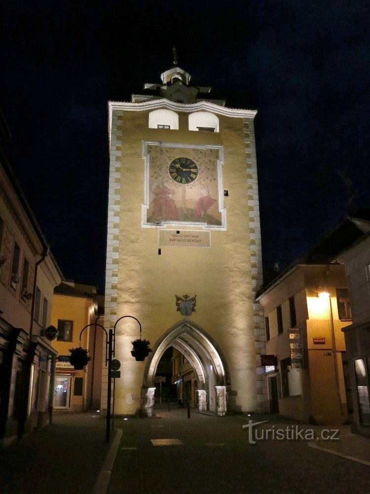 puerta de noche desde la plaza