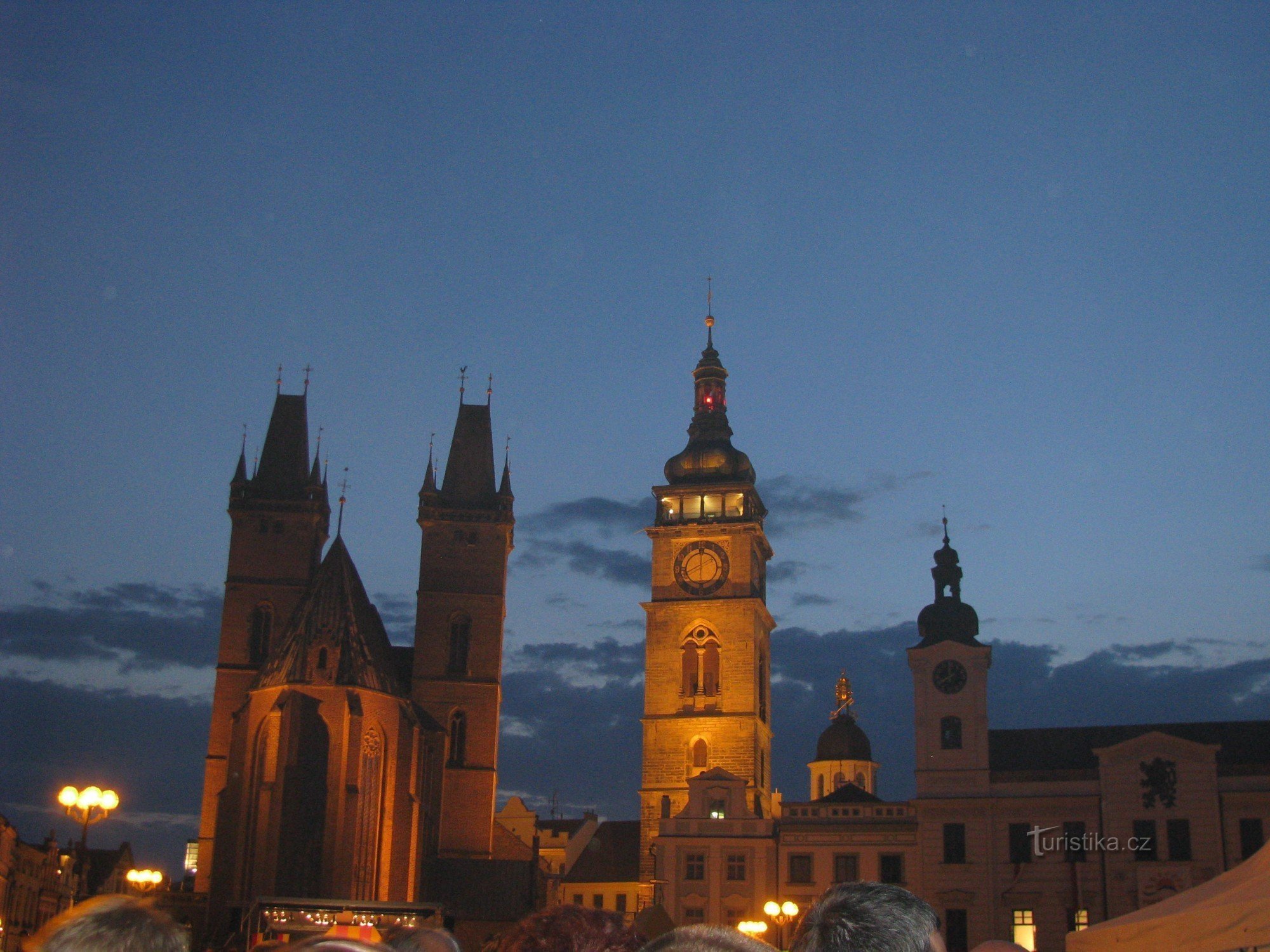 Noční pohled na Bílou věž z Velkého náměstí