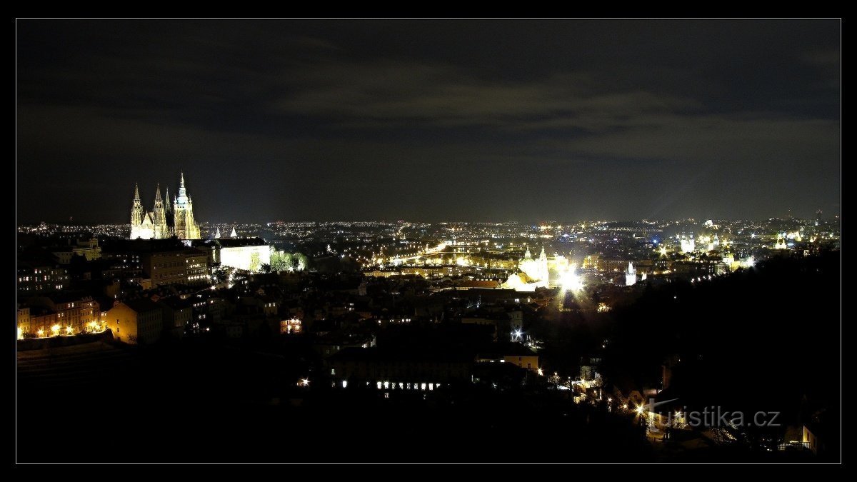 夜のプラハ