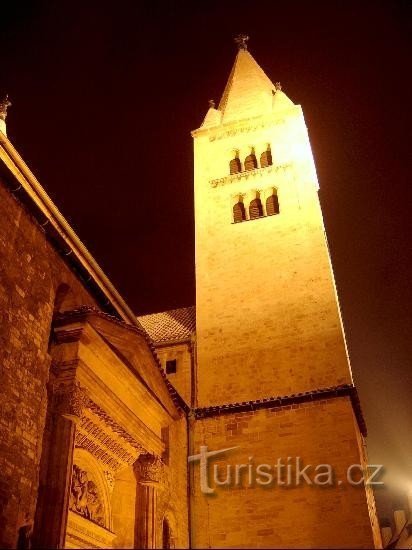 修道院の夜の塔