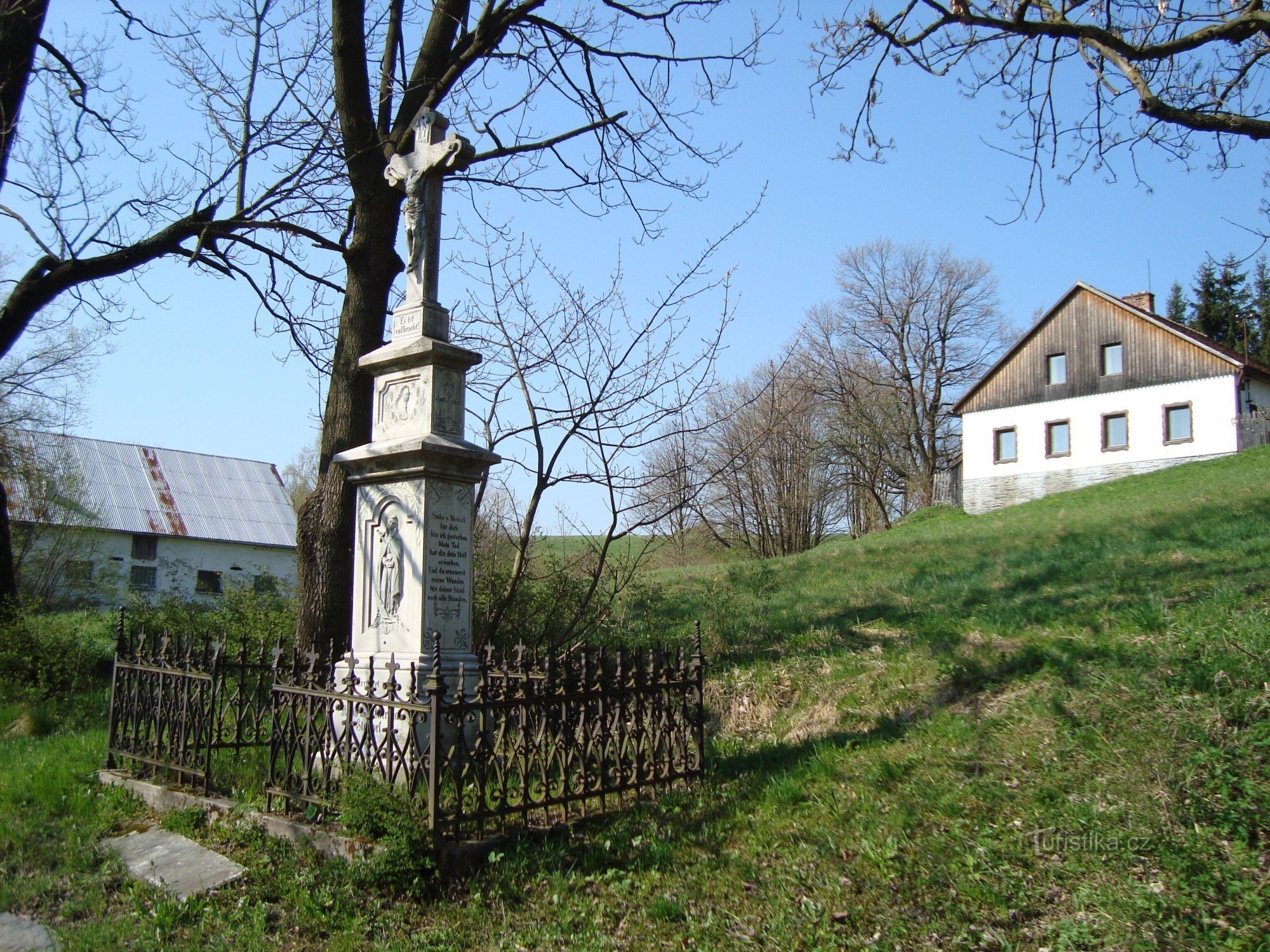 Norberčany-Stará Libavá-cruz de 1892 en el centro del pueblo-Foto: Ulrych Mir.