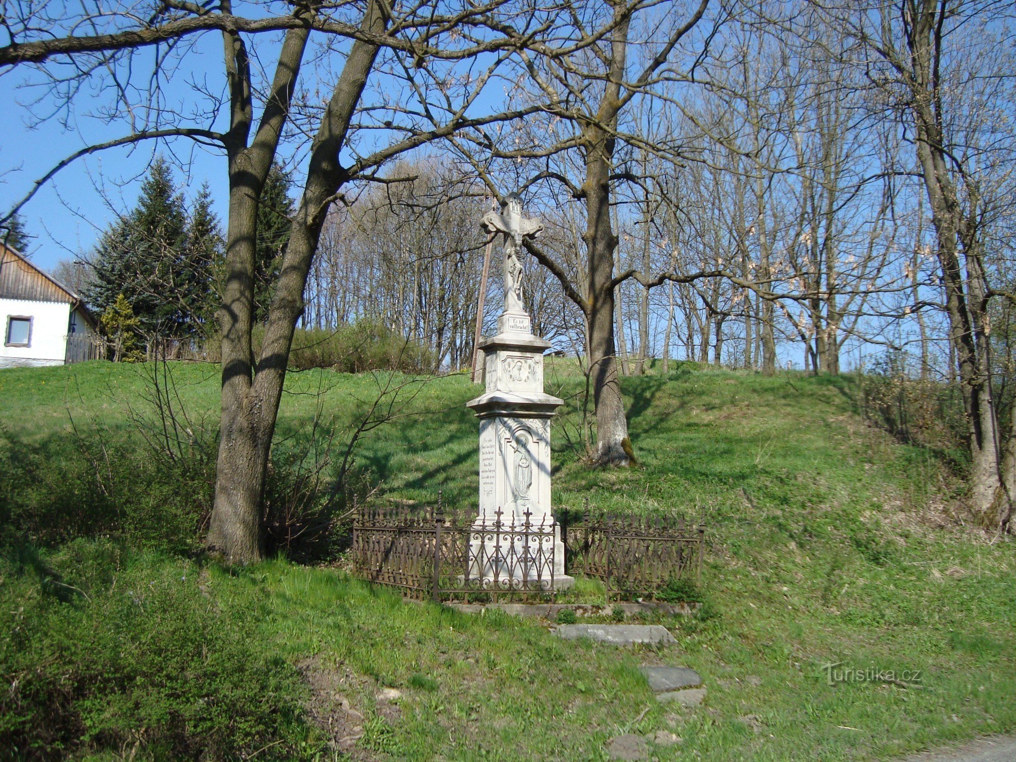 Norberčany-Stará Libavá-cruz de 1892 no centro da aldeia-Foto: Ulrych Mir.