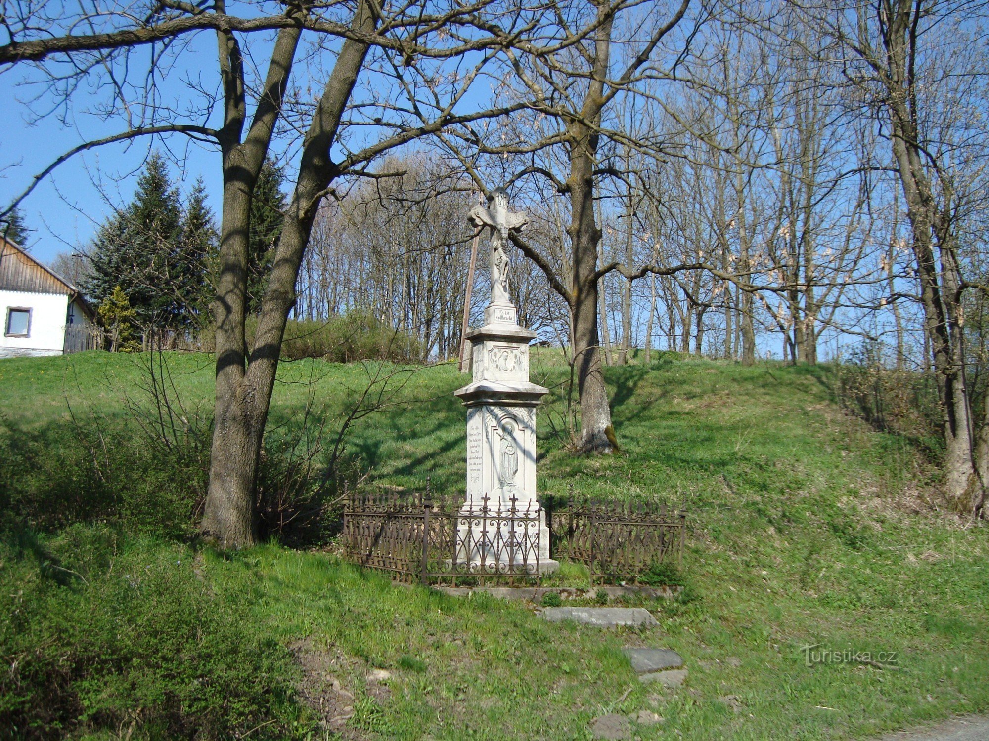 Norberčany-Stará Libavá-kruis uit 1892 in het centrum van het dorp-Foto: Ulrych Mir.