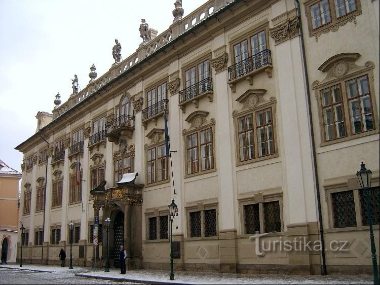 Nostický palác: Dvoupatrový palác čtyřkřídlé uzavřené dispozice svírá dvůr, rozd