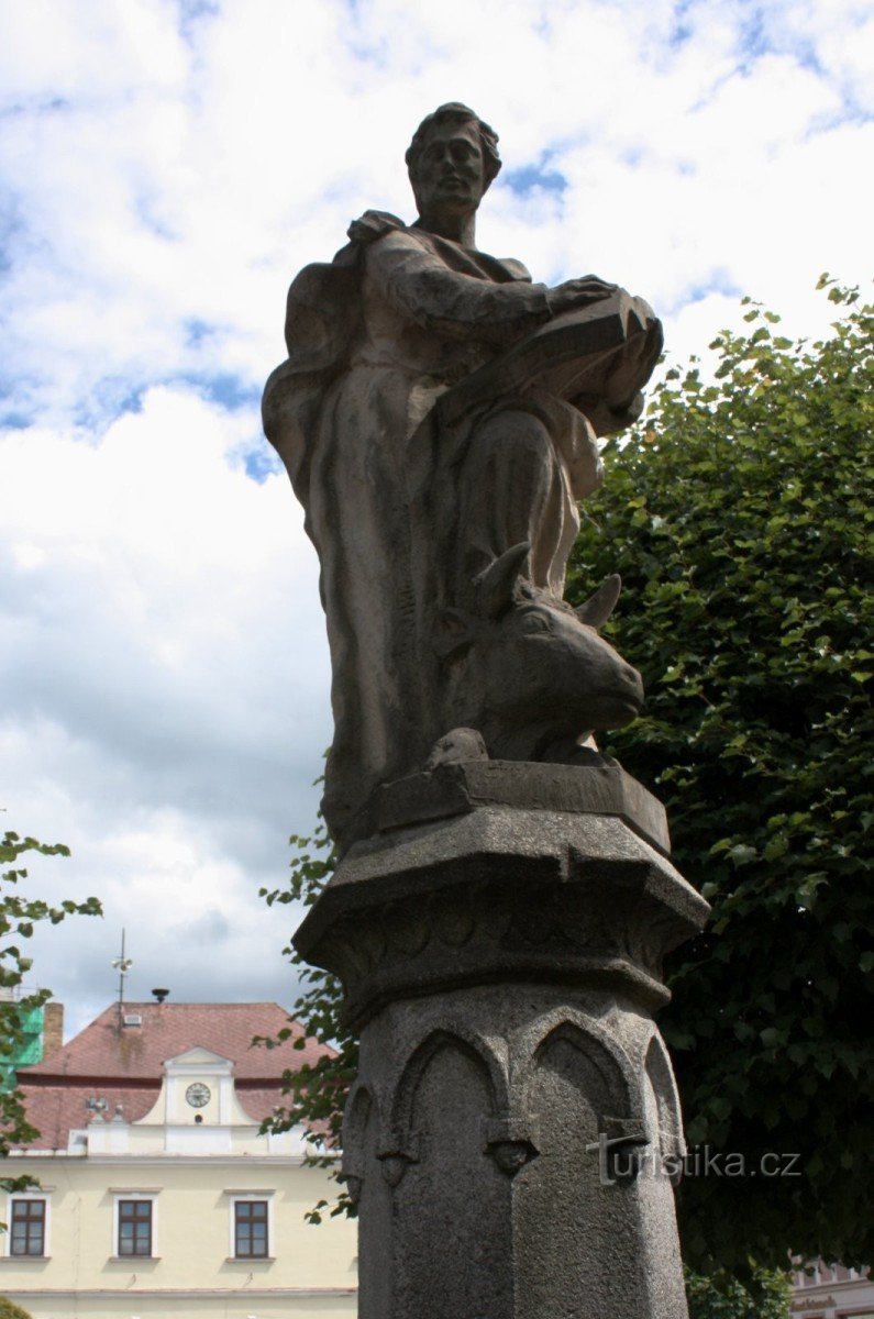 Nová Bystřice - Fontein en standbeeld van St. Lucas