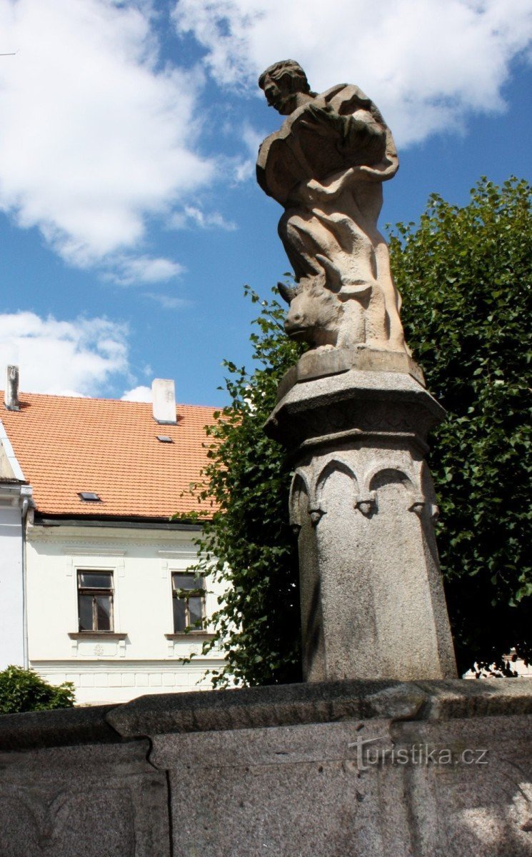 Nová Bystřice - Fuente y estatua de St. Lucas