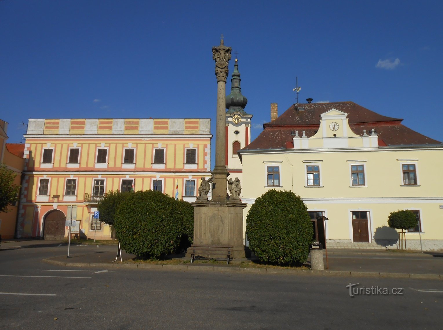 Nová Bystřice-Mírové náměstí-Nový zámek-kolumn med en skulptur av den heliga treenigheten