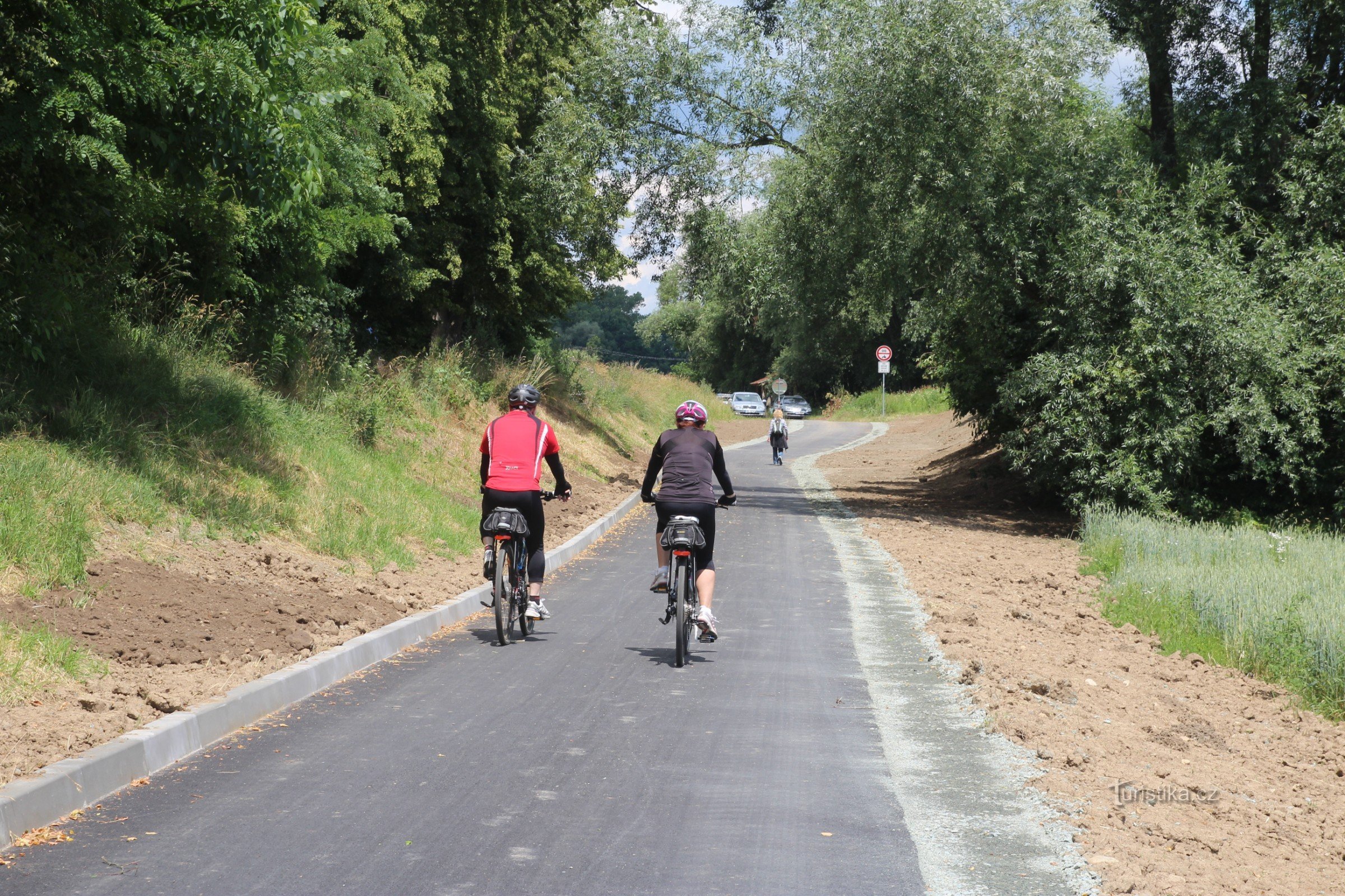 Den nye cykelsti for enden nær Rebešovice