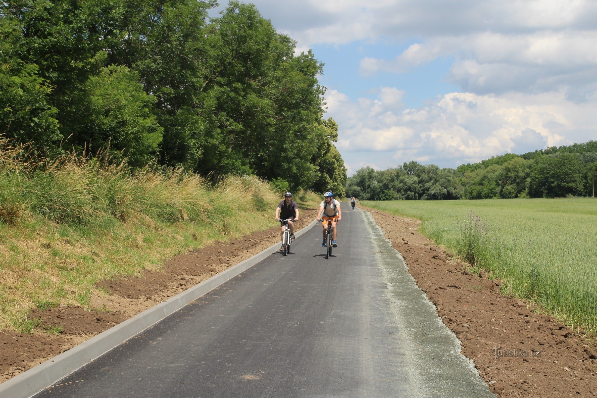 The new cycle path runs under the side embankment of the Svratka river