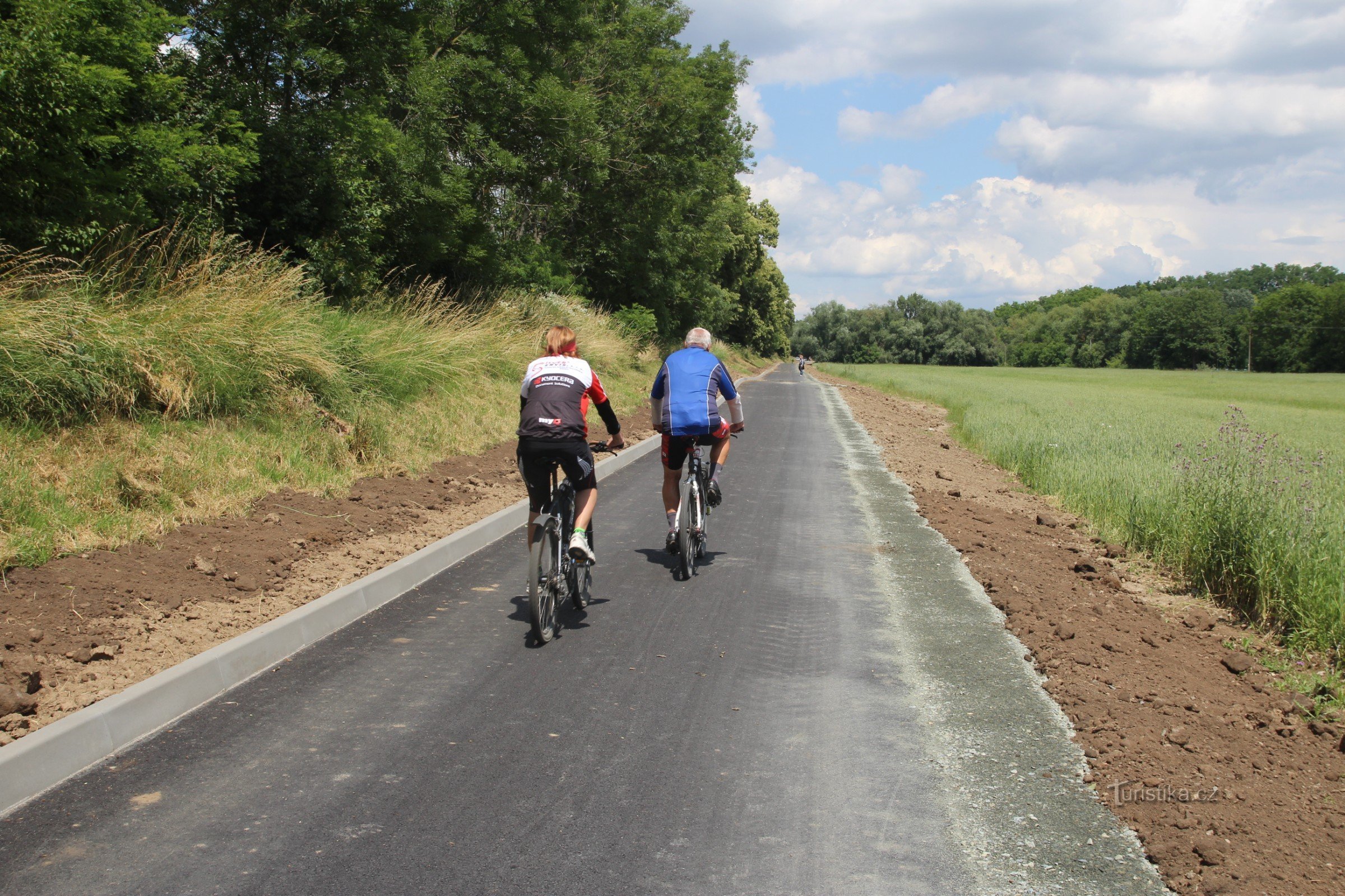 Der neue Radweg verläuft unter dem Seitendamm des Flusses Svratka