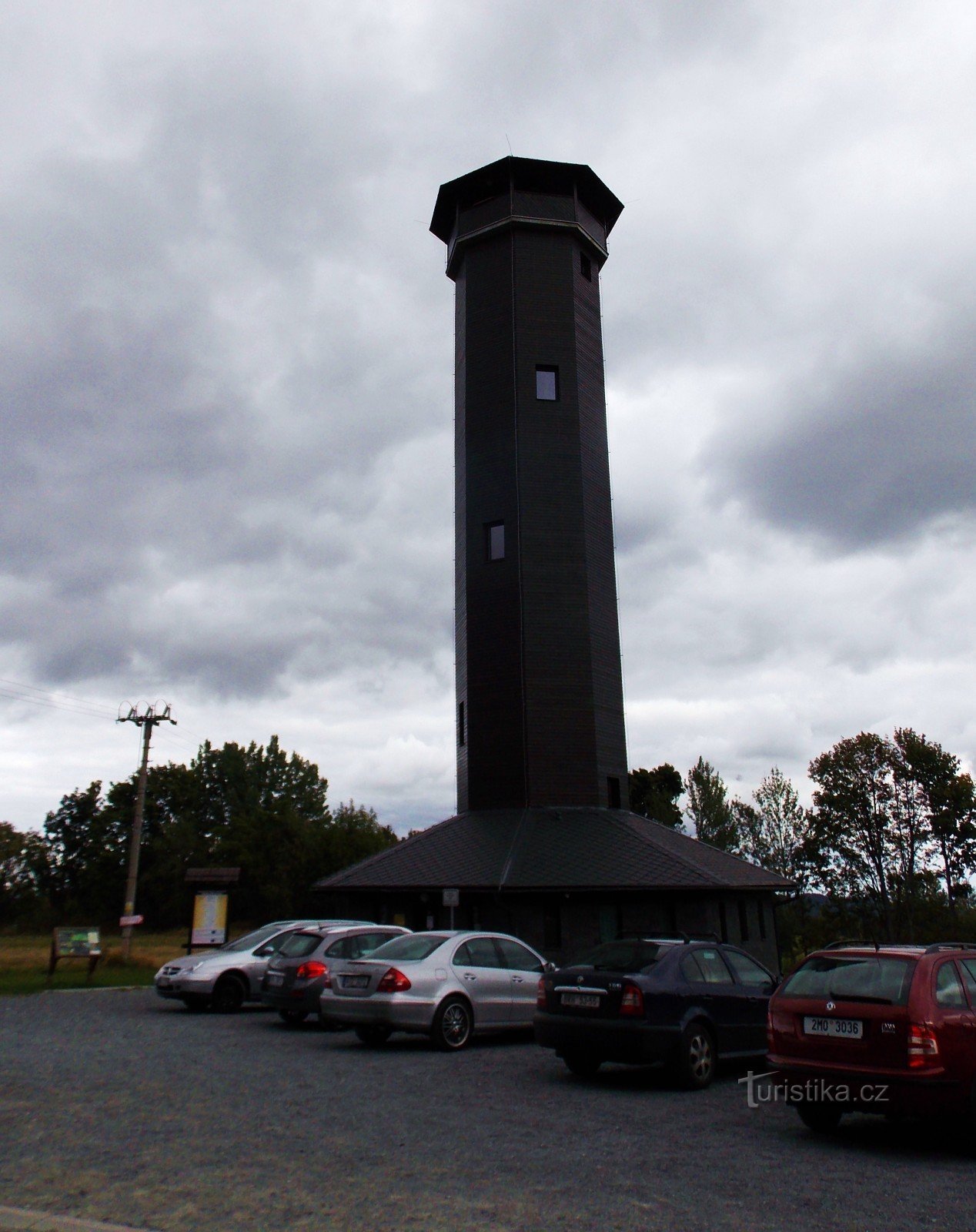 Neuer hölzerner Aussichtsturm über Nova Vsí in Rýmařovská