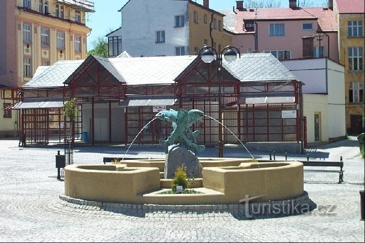 Nouvelle fontaine avec place du marché : il y a trois ombres sur la fontaine, exactement combien d'Aš vm a