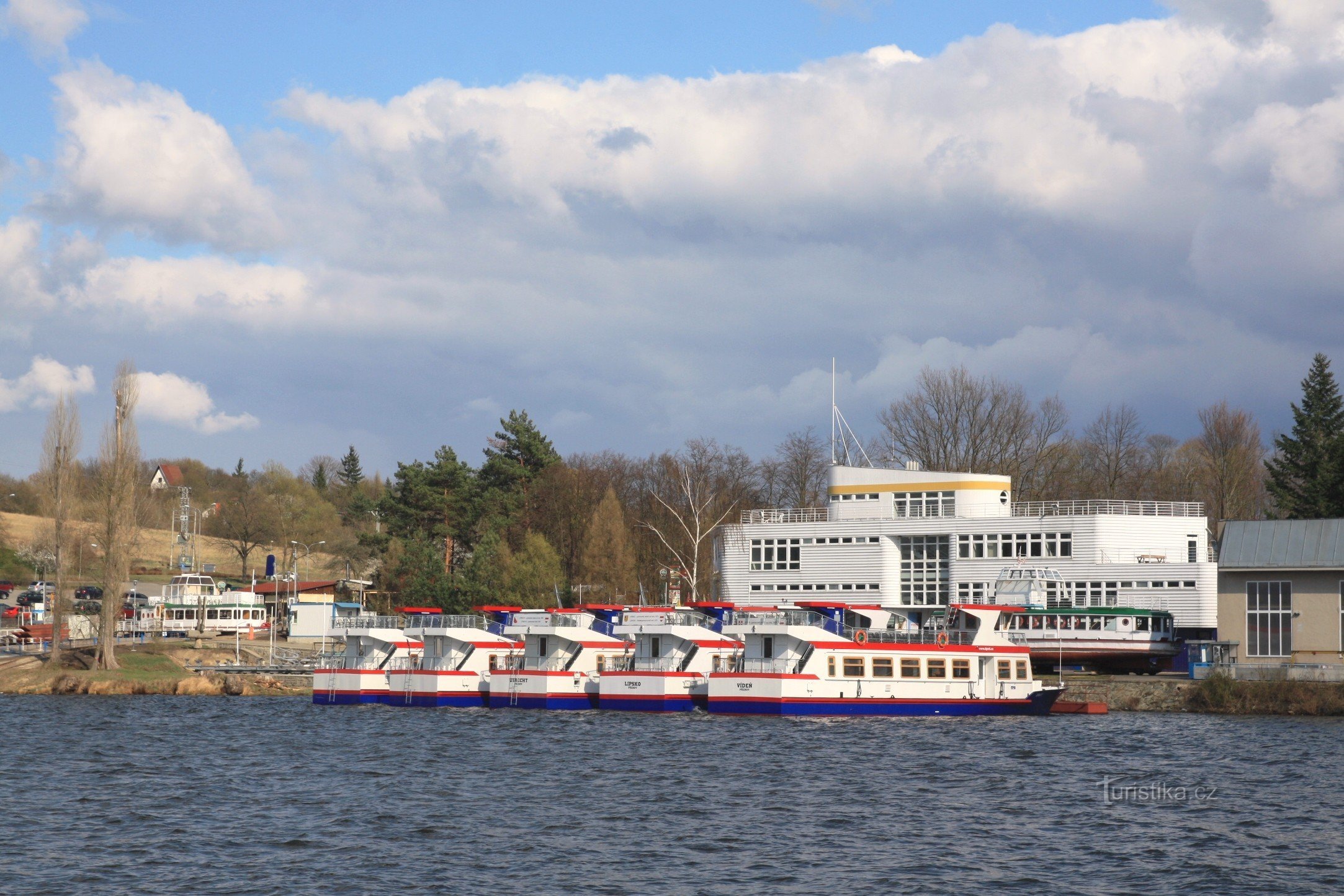 Eine neue Flotte von Schiffen