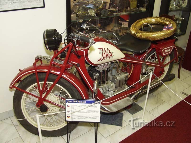 Nová Paka - Avto-moto muzej (fotografija s spletne strani muzeja http://www.automotomuseum.eu)